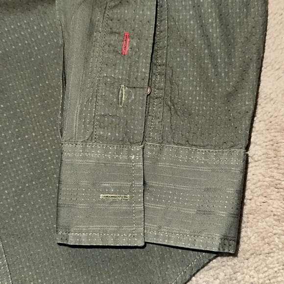 Men’s large Guess button up shirt. - Picture 4 of 7